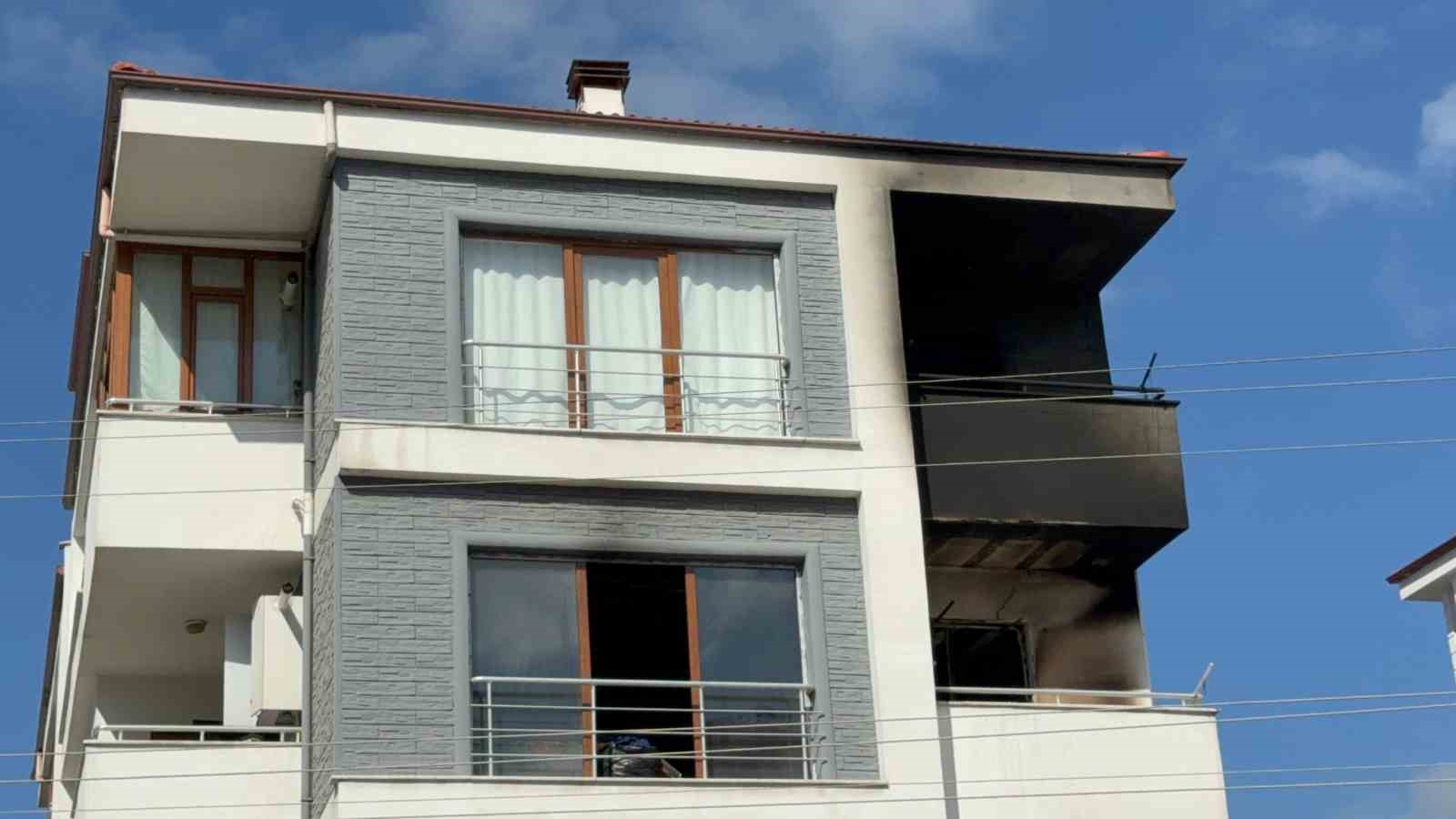 Apartmanda korkutan yangın: 5 kişi dumandan etkilendi