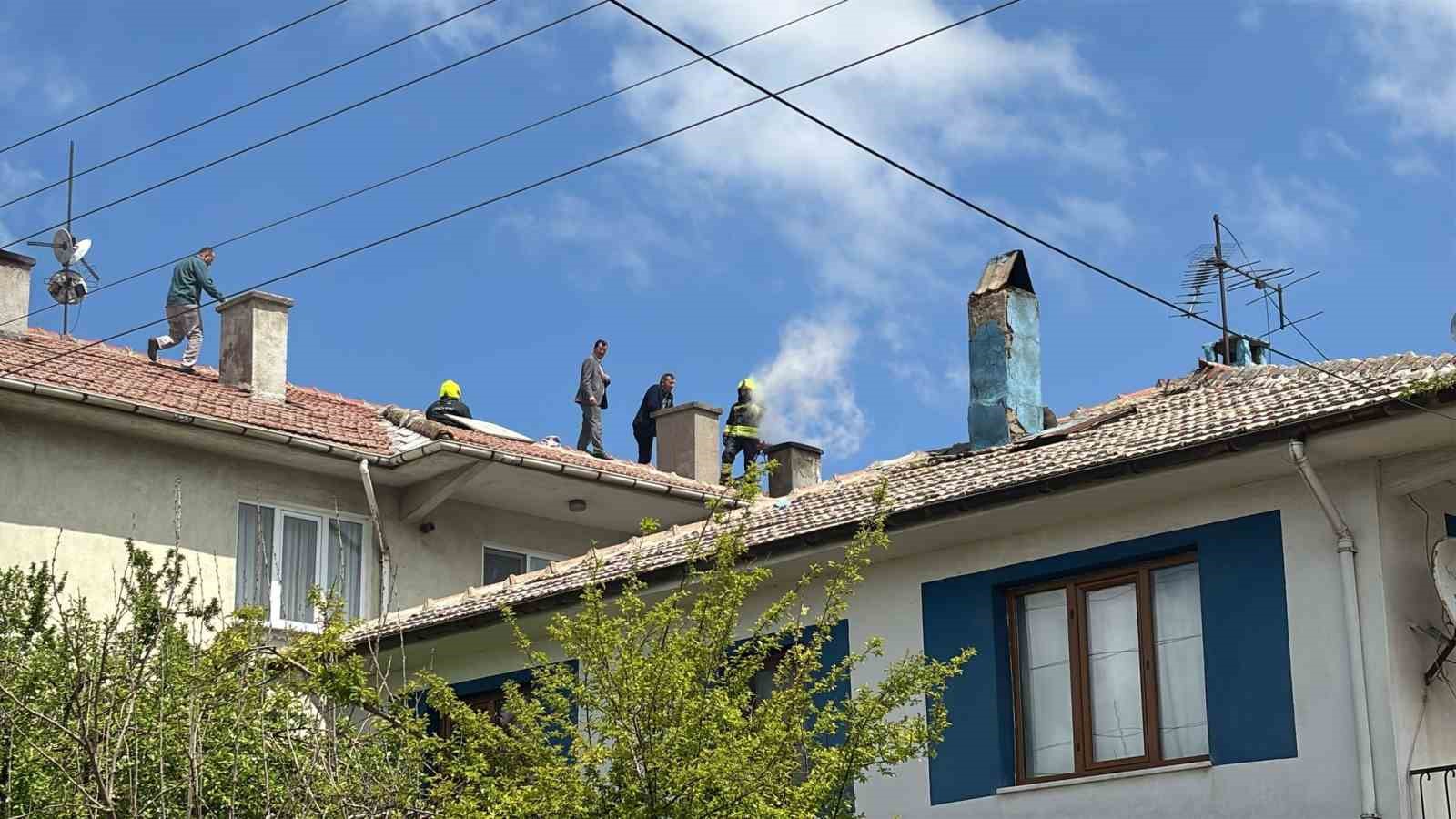 Bolu’da 3 katlı evde çıkan baca yangını söndürüldü
