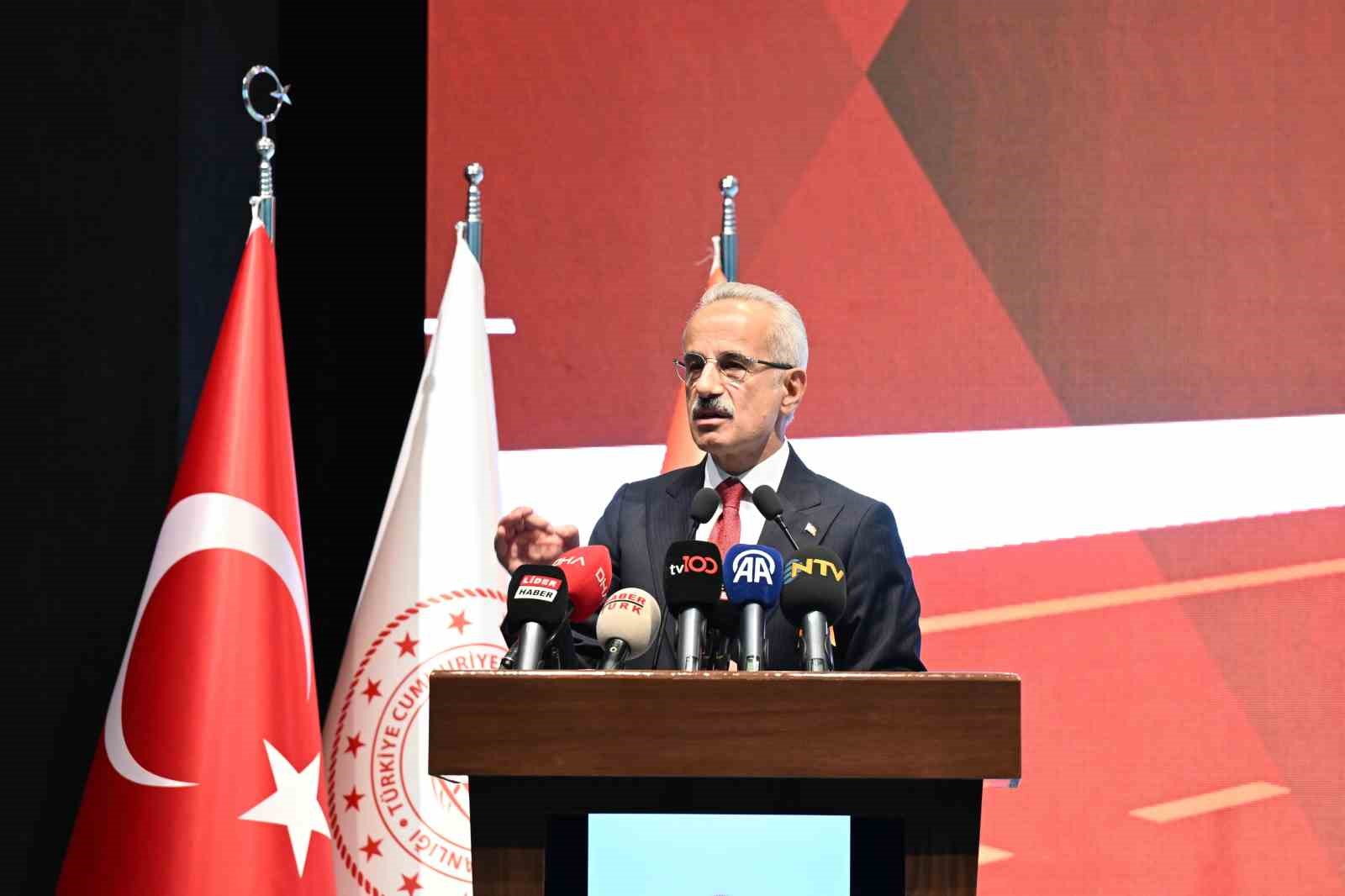 Bakan Uraloğlu: "Büyük bir depremde İstanbul, Kocaeli ve Sakarya’ya her türlü ulaşım Kuzey Marmara Otoyolu’ndan aksamadan yapılabilecek"
