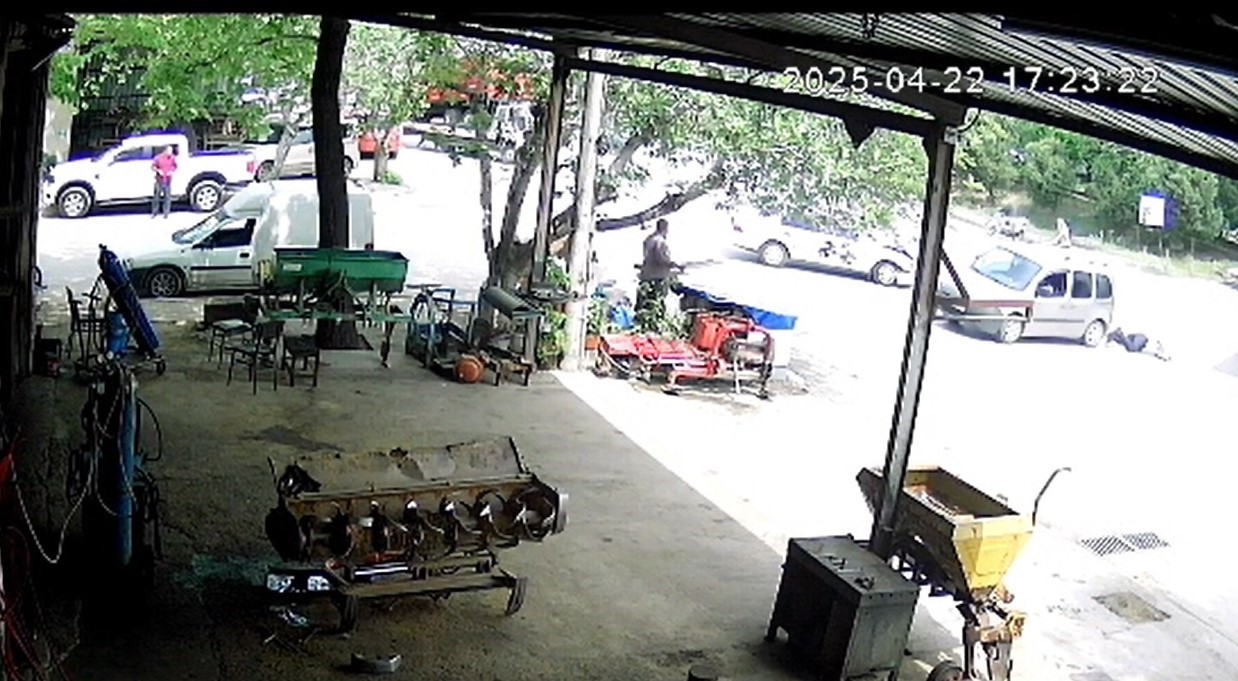 Arabalar çarpıştı, yaya yaralandı