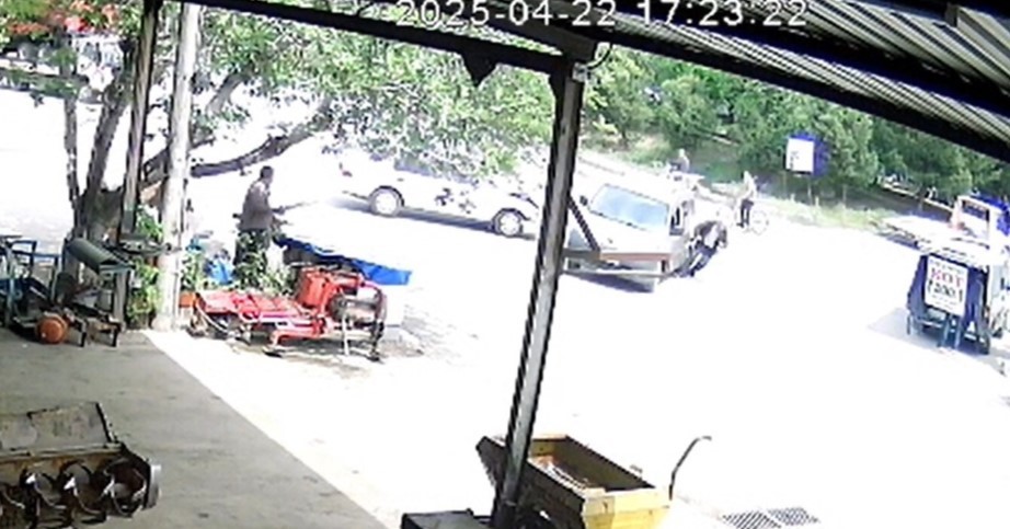 Arabalar &ccedil;arpıştı, yaya yaralandı
