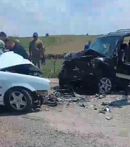 Kavşakta 2 otomobil çarpıştı: 1 ölü, 1 yaralı