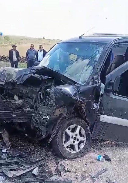 Kavşakta 2 otomobil çarpıştı: 1 ölü, 1 yaralı