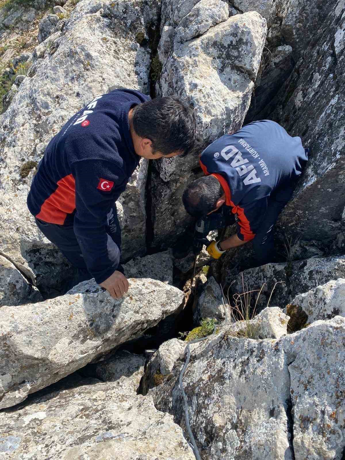 Burdur’da kayalıklar arasında sıkışan keçi kurtarıldı