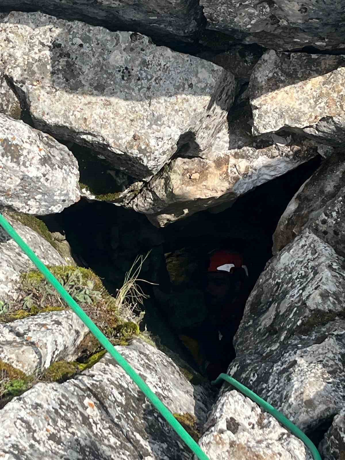 Burdur’da kayalıklar arasında sıkışan keçi kurtarıldı