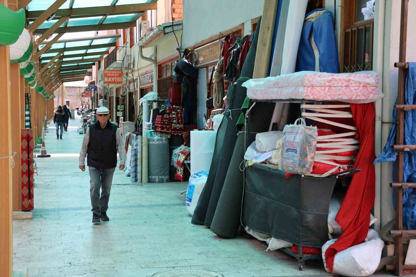 63 yıllık çadırcı Eroğlu: "Altın gibi mesleğe işçi bulamıyoruz"