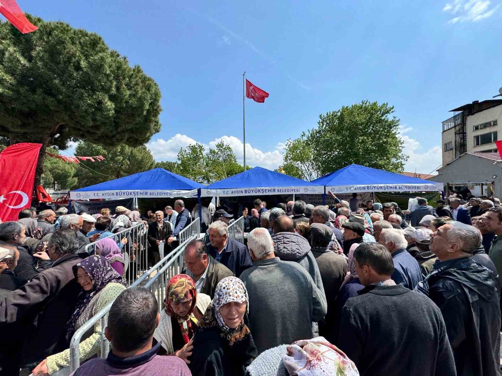 Aydın B&uuml;y&uuml;kşehir Belediyesi, Karacasu&rsquo;da 20 bin fide dağıttı
