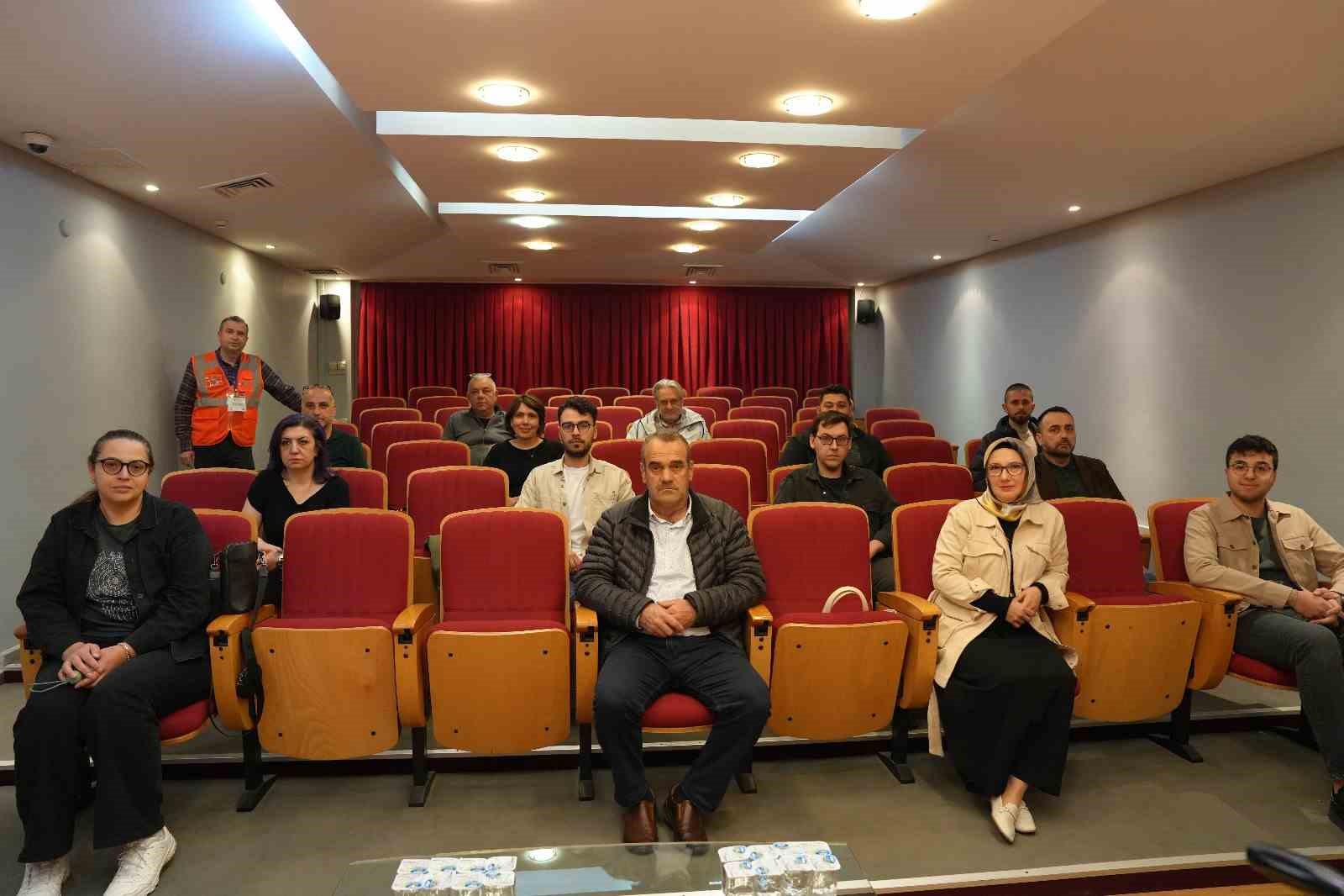 Sınavı geçen belgesini aldı