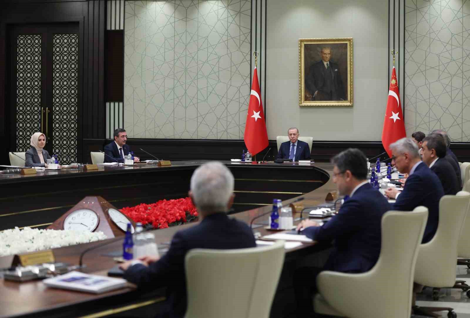 Cumhurbaşkanlığı Kabinesi, Cumhurbaşkanı Recep Tayyip Erdoğan başkanlığında Cumhurbaşkanlığı K&uuml;lliyesi&rsquo;nde toplandı.
