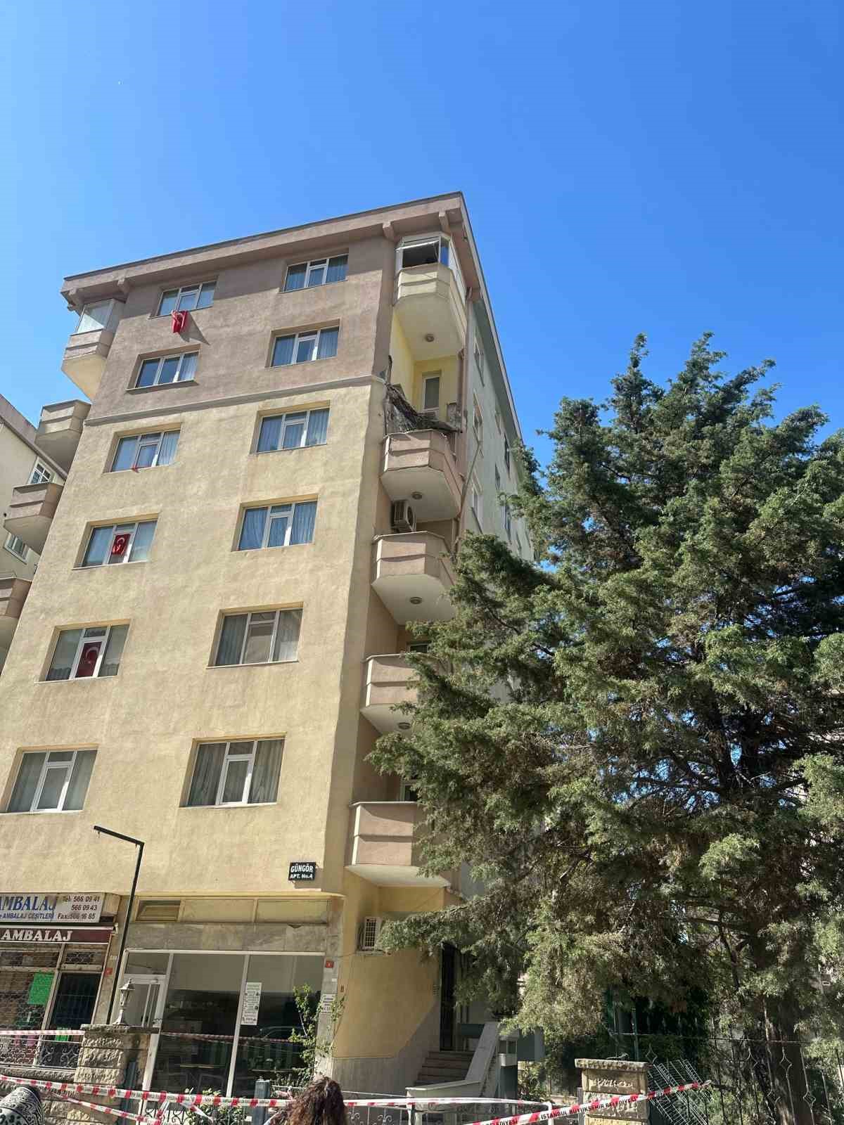 Kadıköy’de balkonu çöken bina mühürlendi
