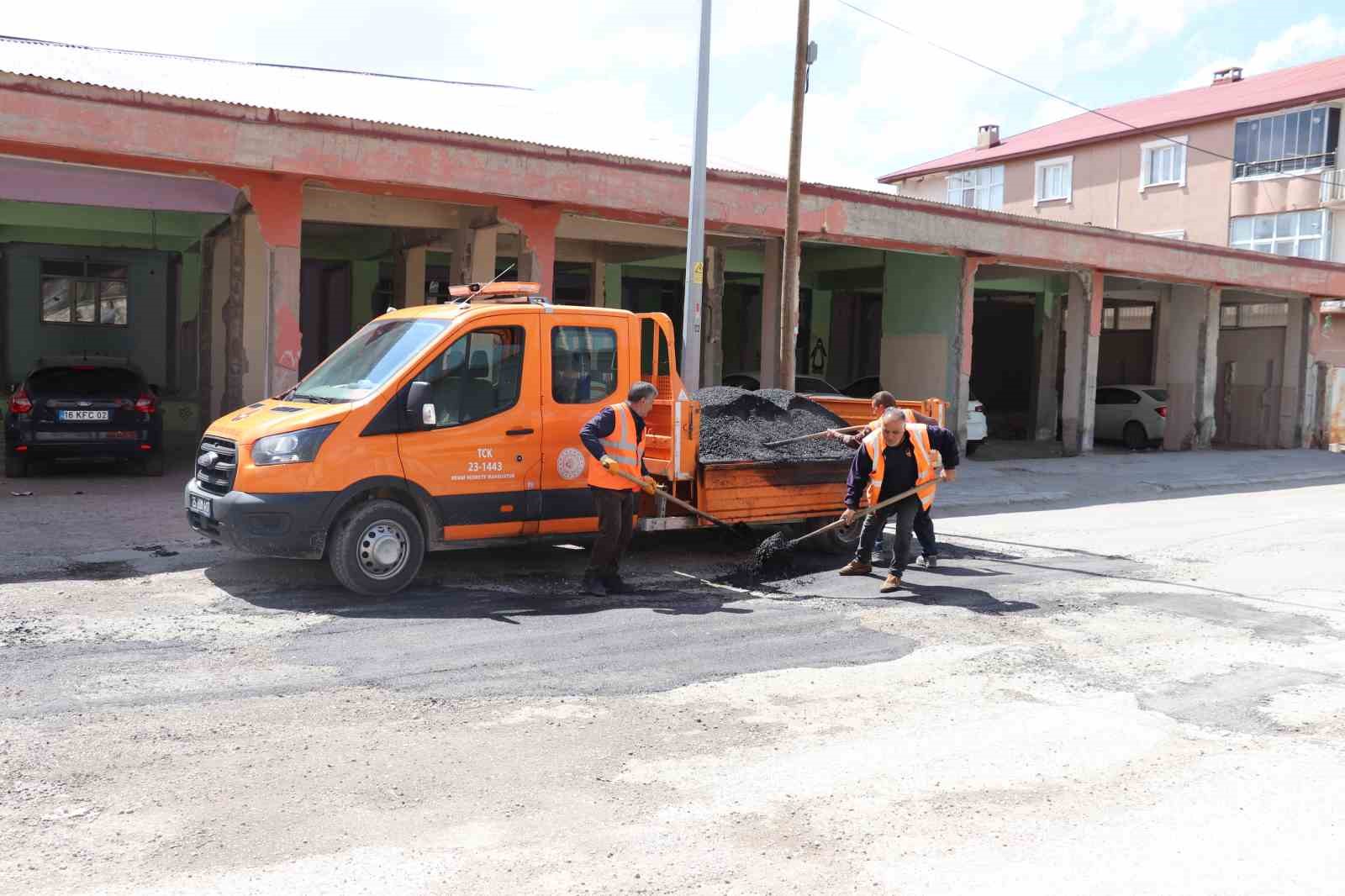 Diyadin’de karayollarında yama çalışması