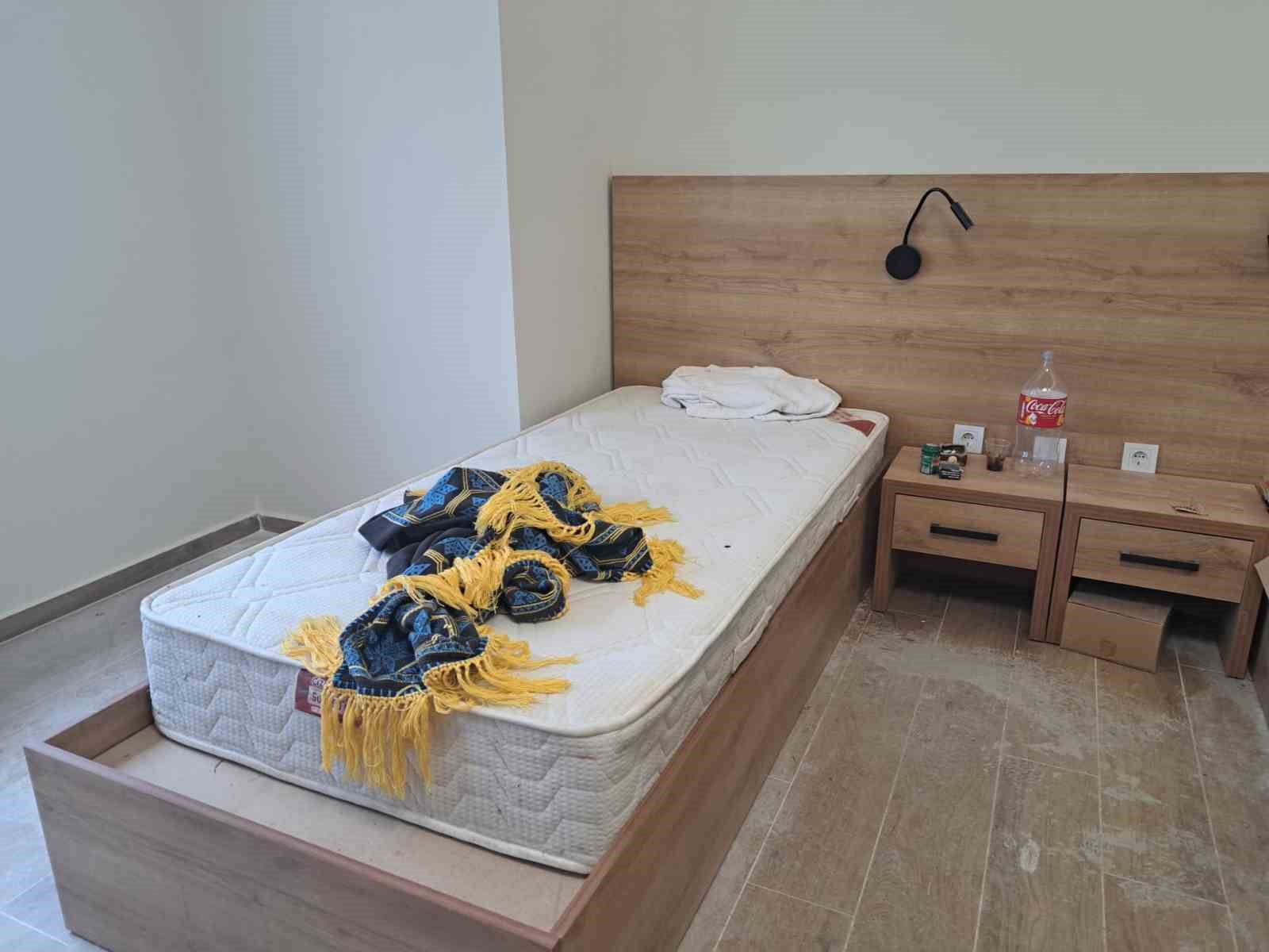 Tadilat halindeki tesiste kalan kişi merak konusu oldu