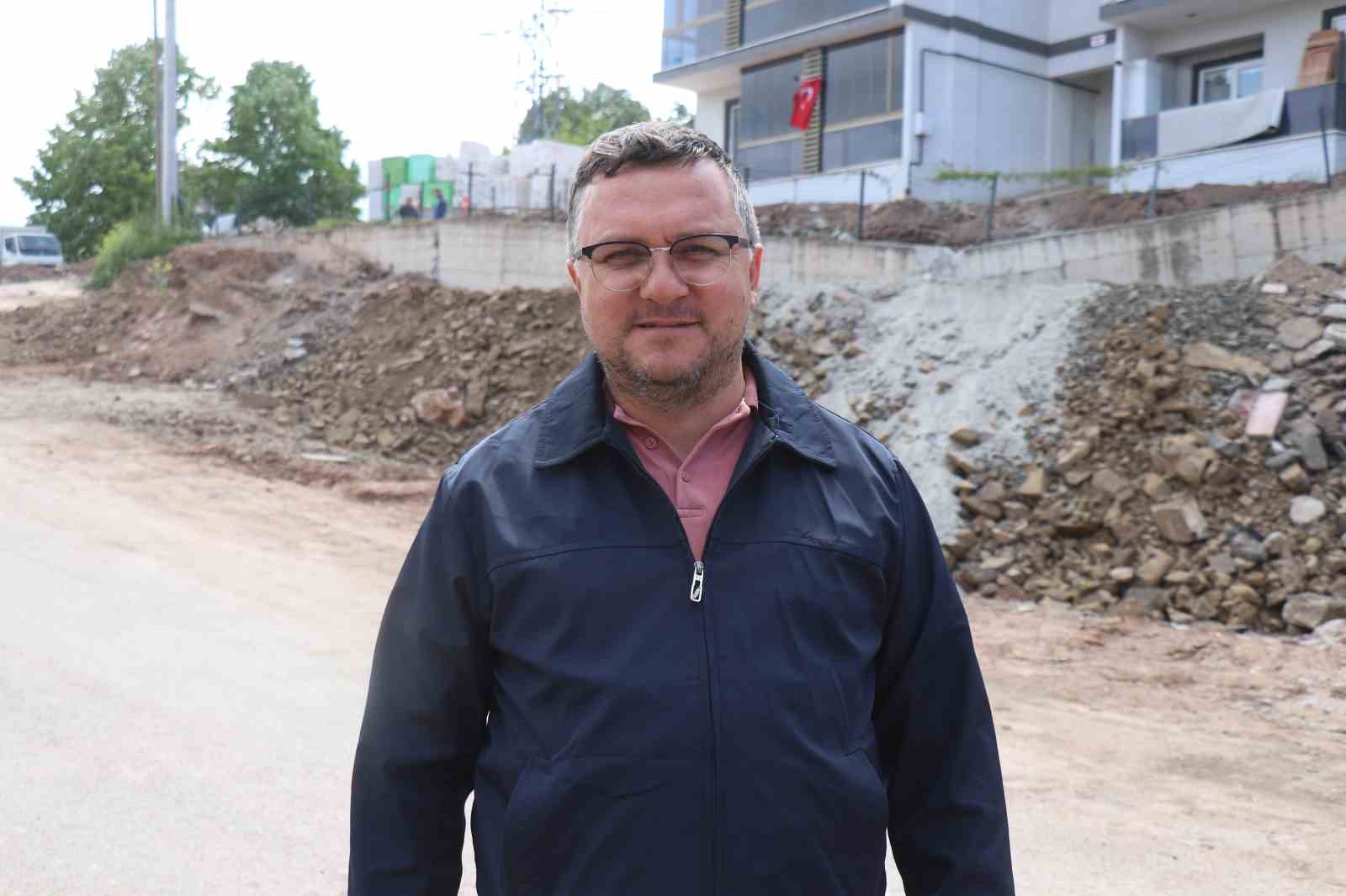 Yıkılmayla karşı karşıya kalan binaya kaya ve topraklı &ouml;nlem
