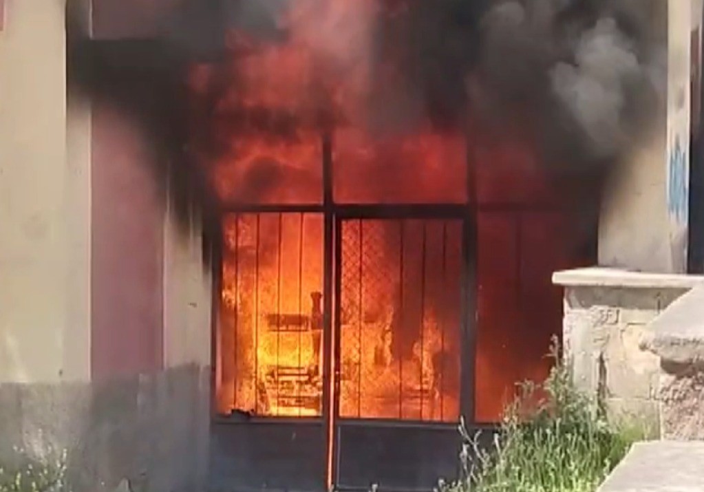 Apartman deposundan alevler yükseldi