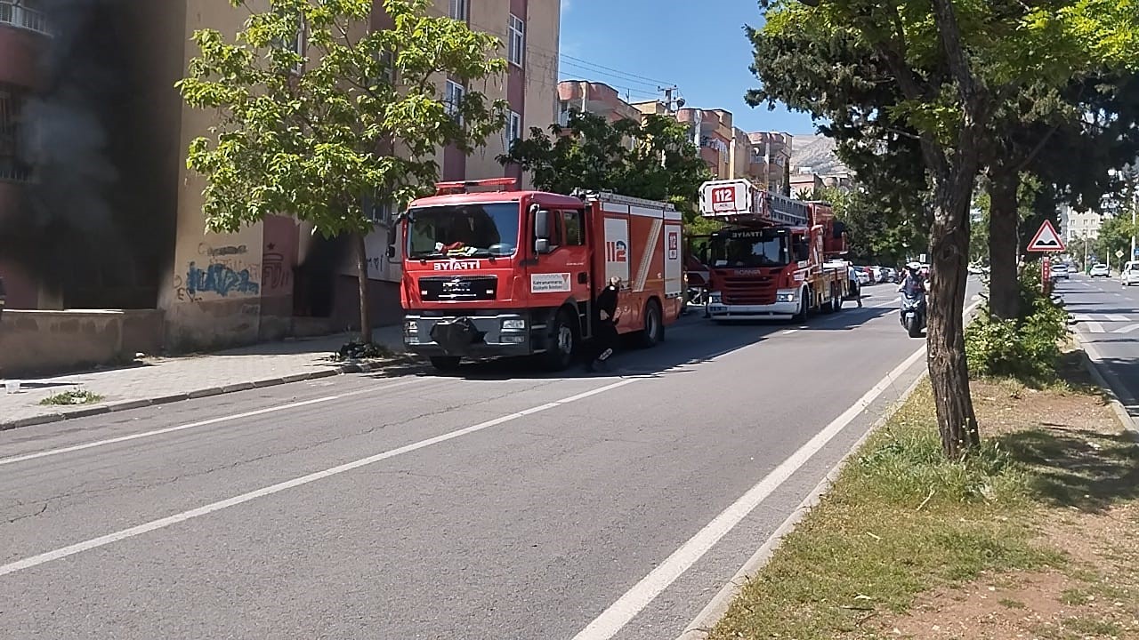 Apartman deposundan alevler yükseldi