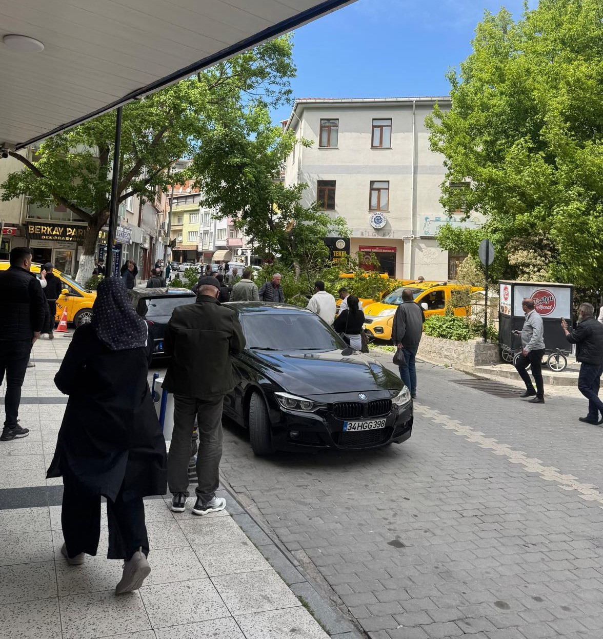 Çanakkale’de fırtınada kırılan ağaç dalı araçların üzerine devrildi