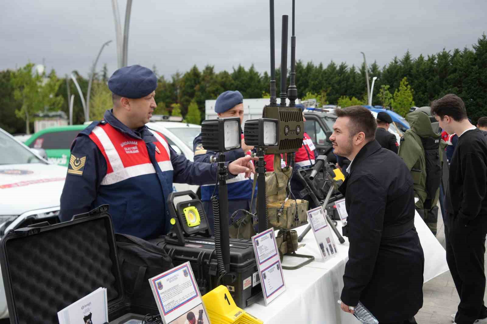 Polis ve jandarmanın yeni nesil ekipmanları gençleri hayran bıraktı