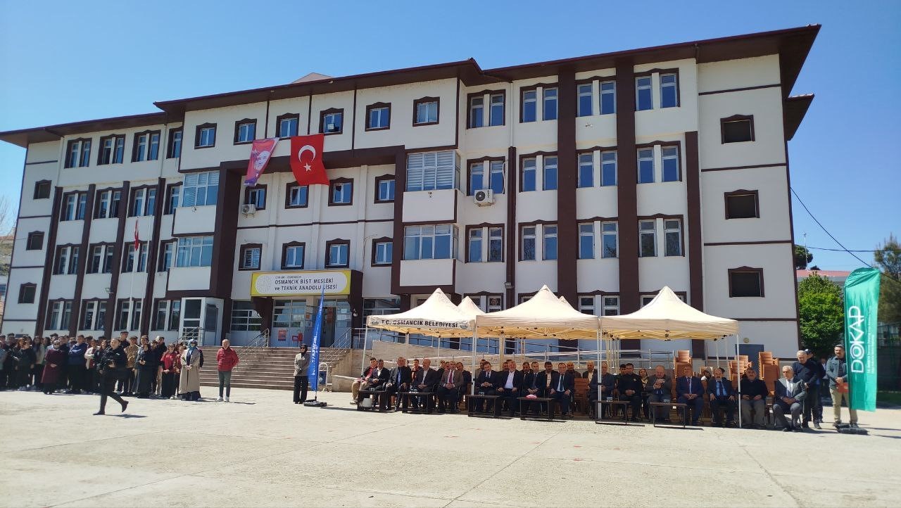 Okul bahçesinde kurulan serada öğretmen ve öğrenciler kuşkonmaz yetiştirecek