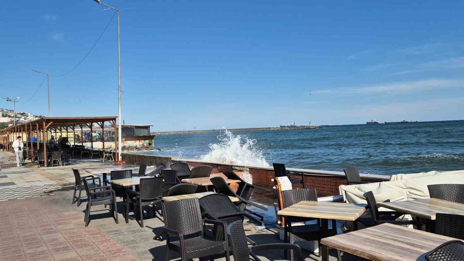 Marmara Denizi&rsquo;nde şiddetli poyraz: Deniz ulaşımı aksadı
