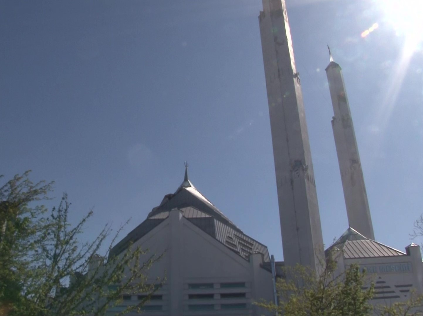 Şiddetli r&uuml;zgar nedeniyle Ataşehir&rsquo;de caminin kaplaması s&ouml;k&uuml;ld&uuml;
