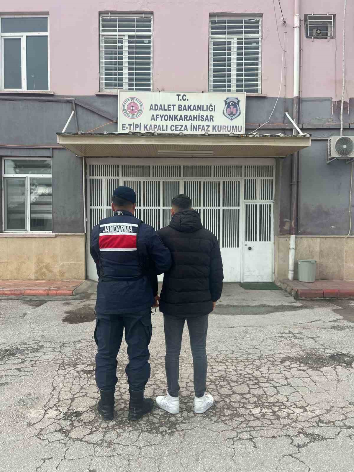 Aranan şahsı jandarma yakaladı