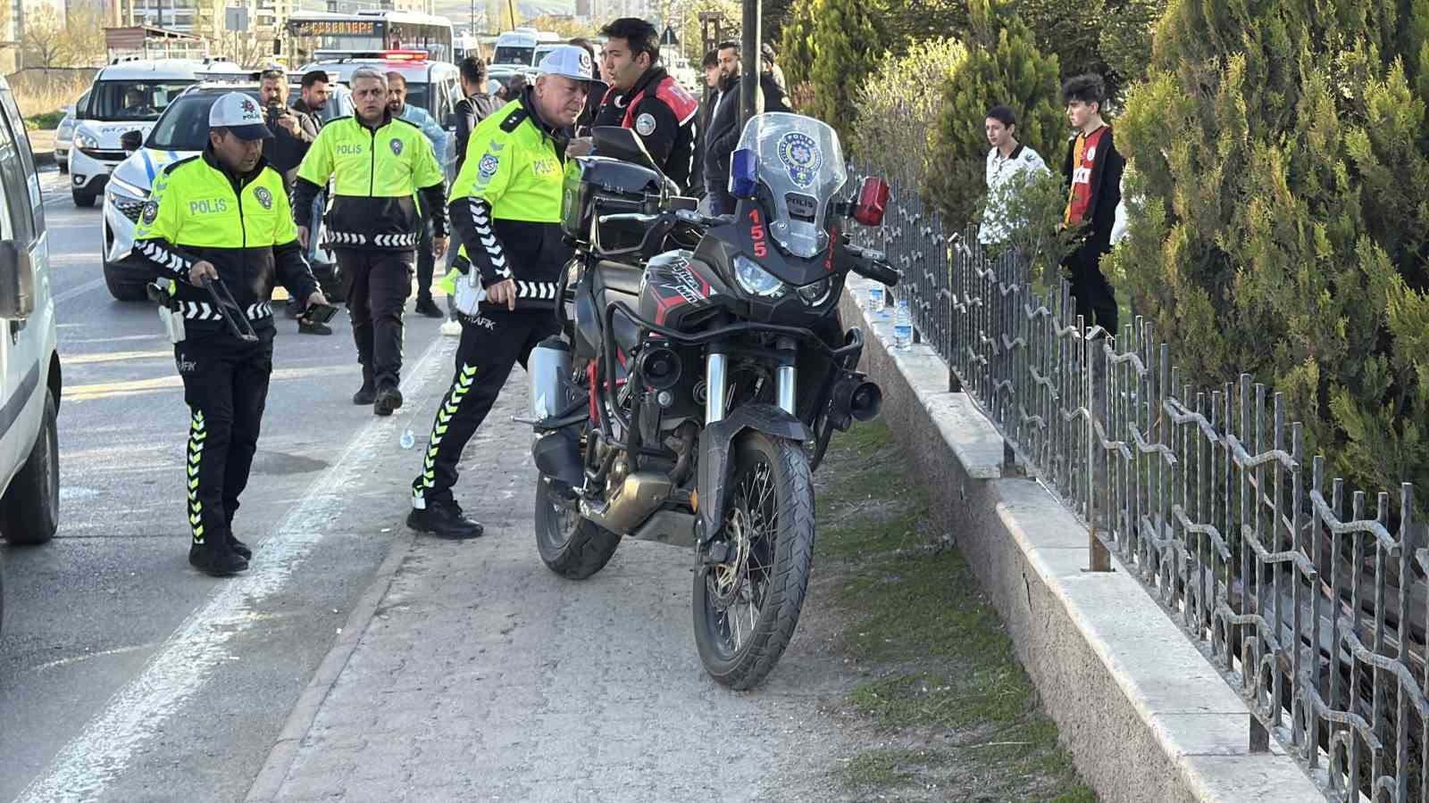 Şüpheli aracı takip ederken kazaya karışan 2 polis memuru yaraladı