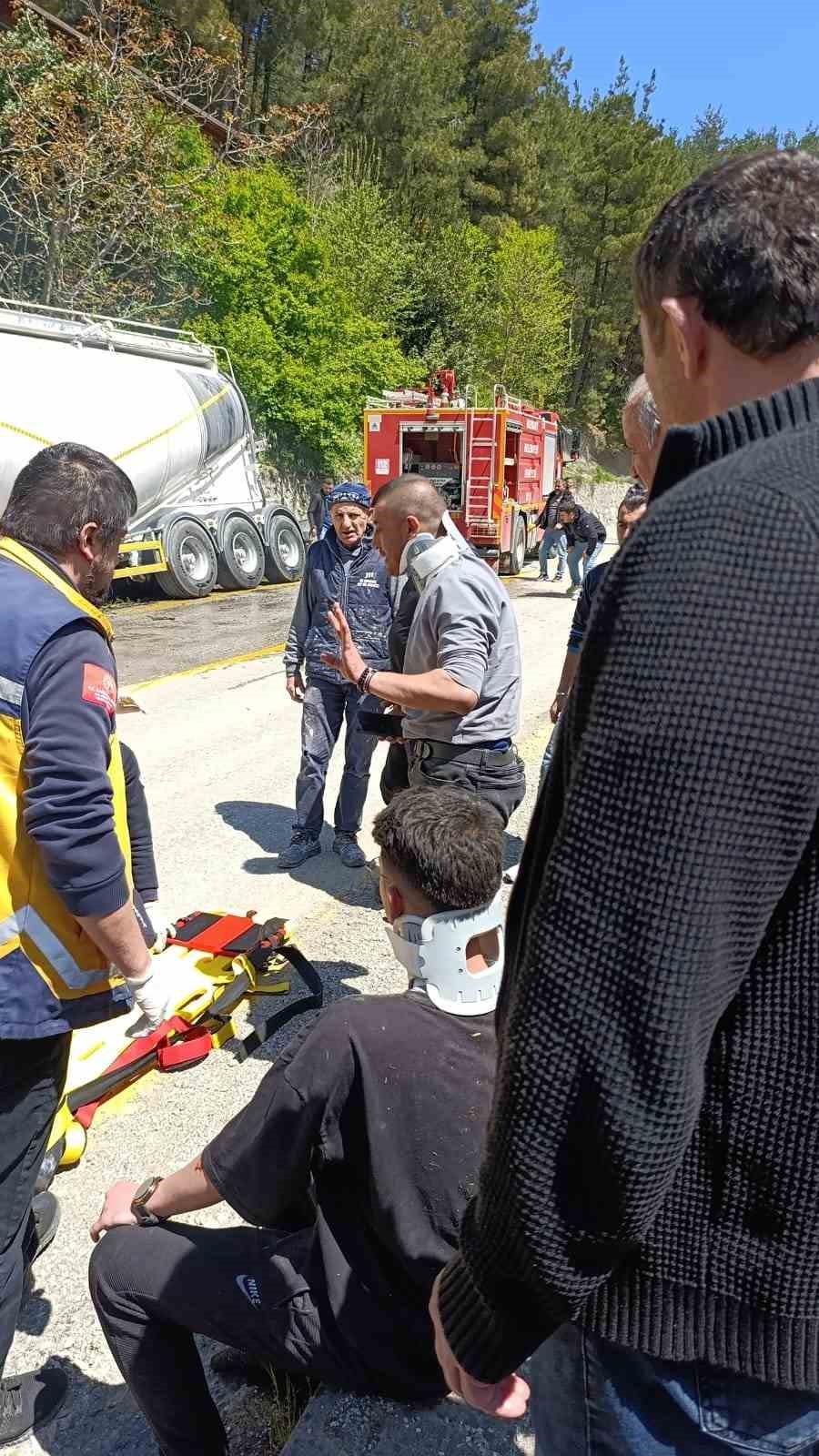 Kastamonu’da freni patlayan beton mikseri istinat duvarına çarptı: 2 yaralı
