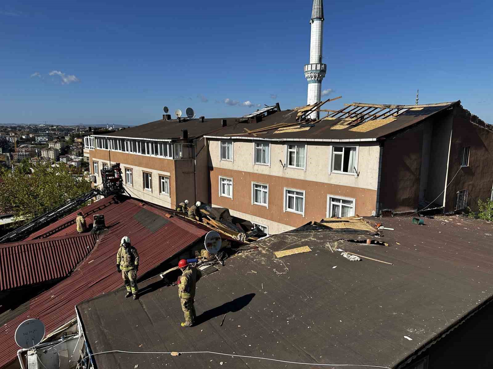 Kuvvetli rüzgarda uçan çatı iki binanın çatısına savruldu