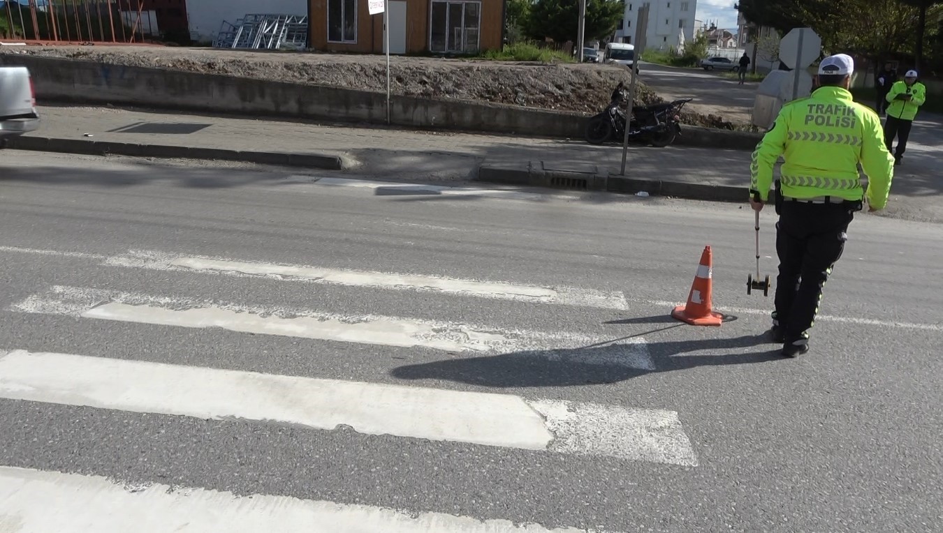 Yaya geçidinden geçen motosiklete otomobil çarptı: 1 yaralı