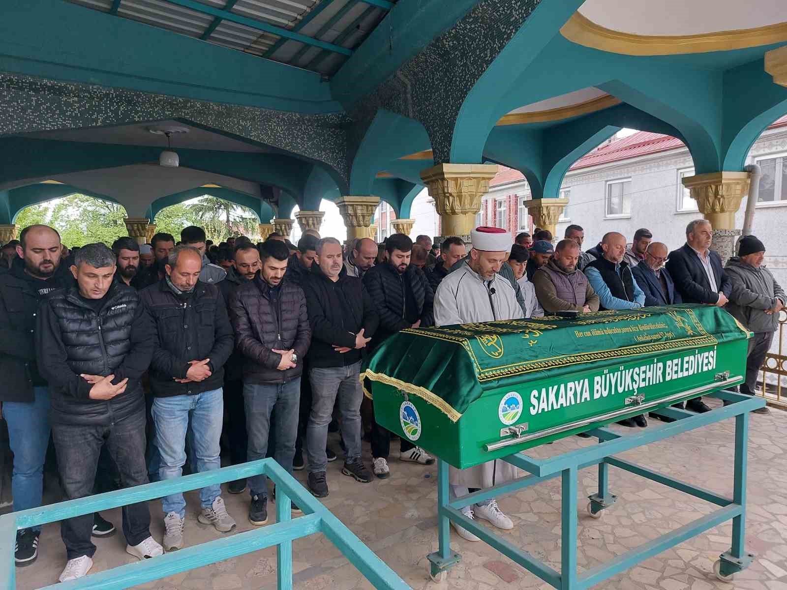 Silahla yaraladığı damadının 15 bıçak darbesiyle öldürdüğü şahıs son yolculuğuna uğurlandı