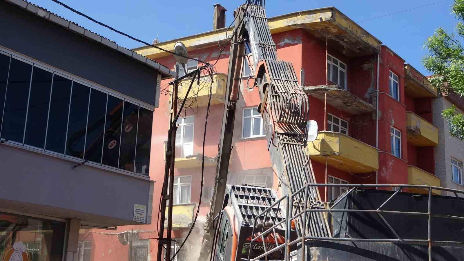Sancaktepe’de depremde hasar gören 5 katlı bina kontrollü şekilde yıkıldı