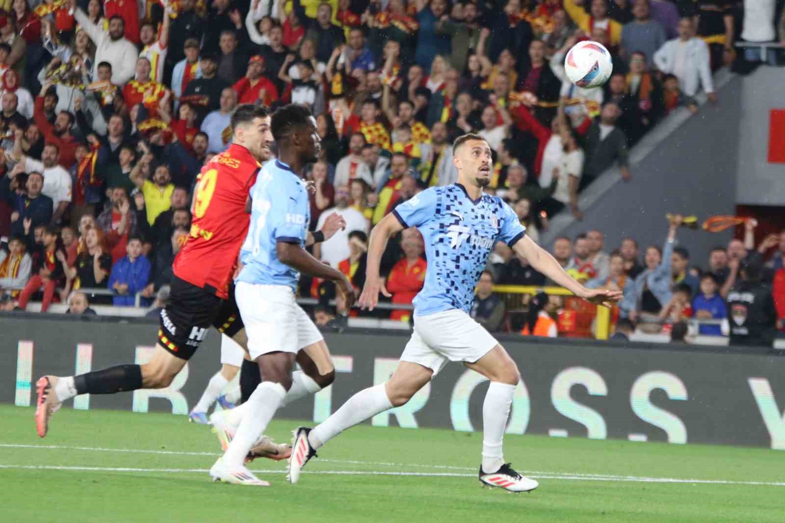 Trendyol Süper Lig: Göztepe: 2 - Başakşehir: 0 (İlk yarı)
