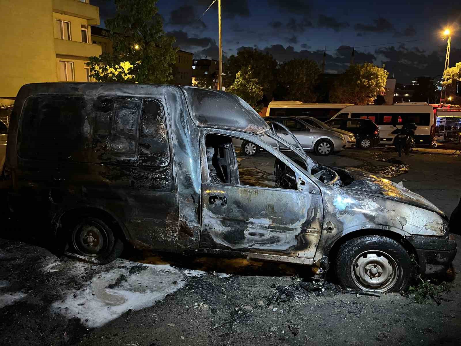 Küçükçekmece’de park halindeki araç alev alev yandı