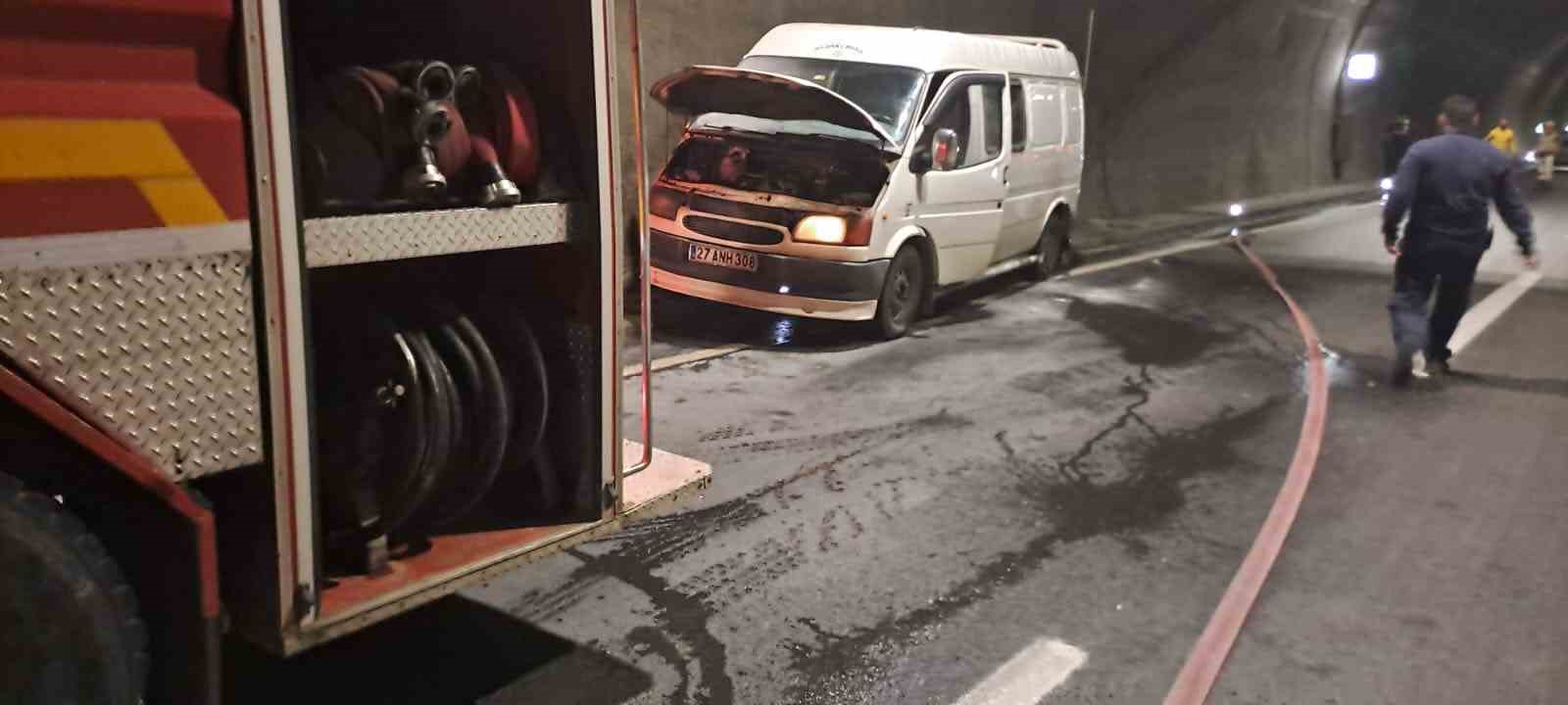 Seyir halindeki minibüs alev aldı