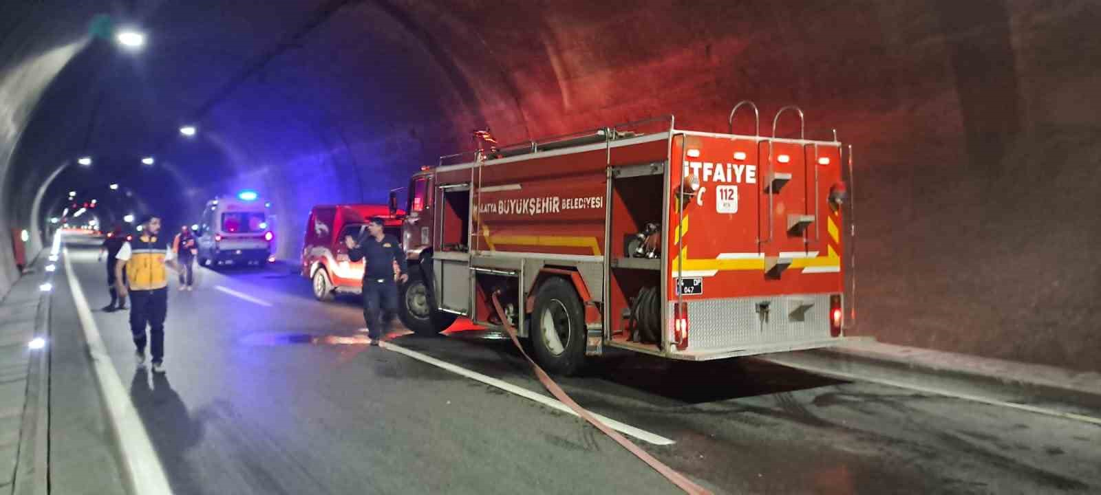 Seyir halindeki minibüs alev aldı