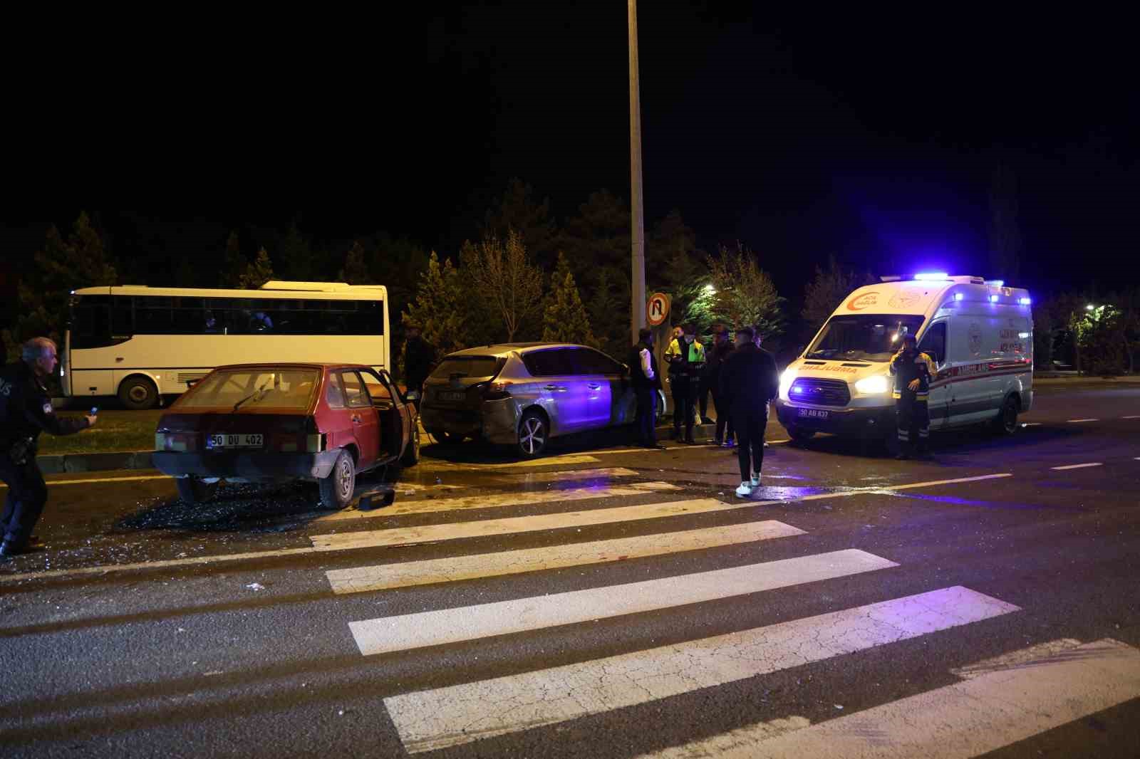 Otomobil kırmızı ışıkta bekleyen araca çarptı: 2 yaralı