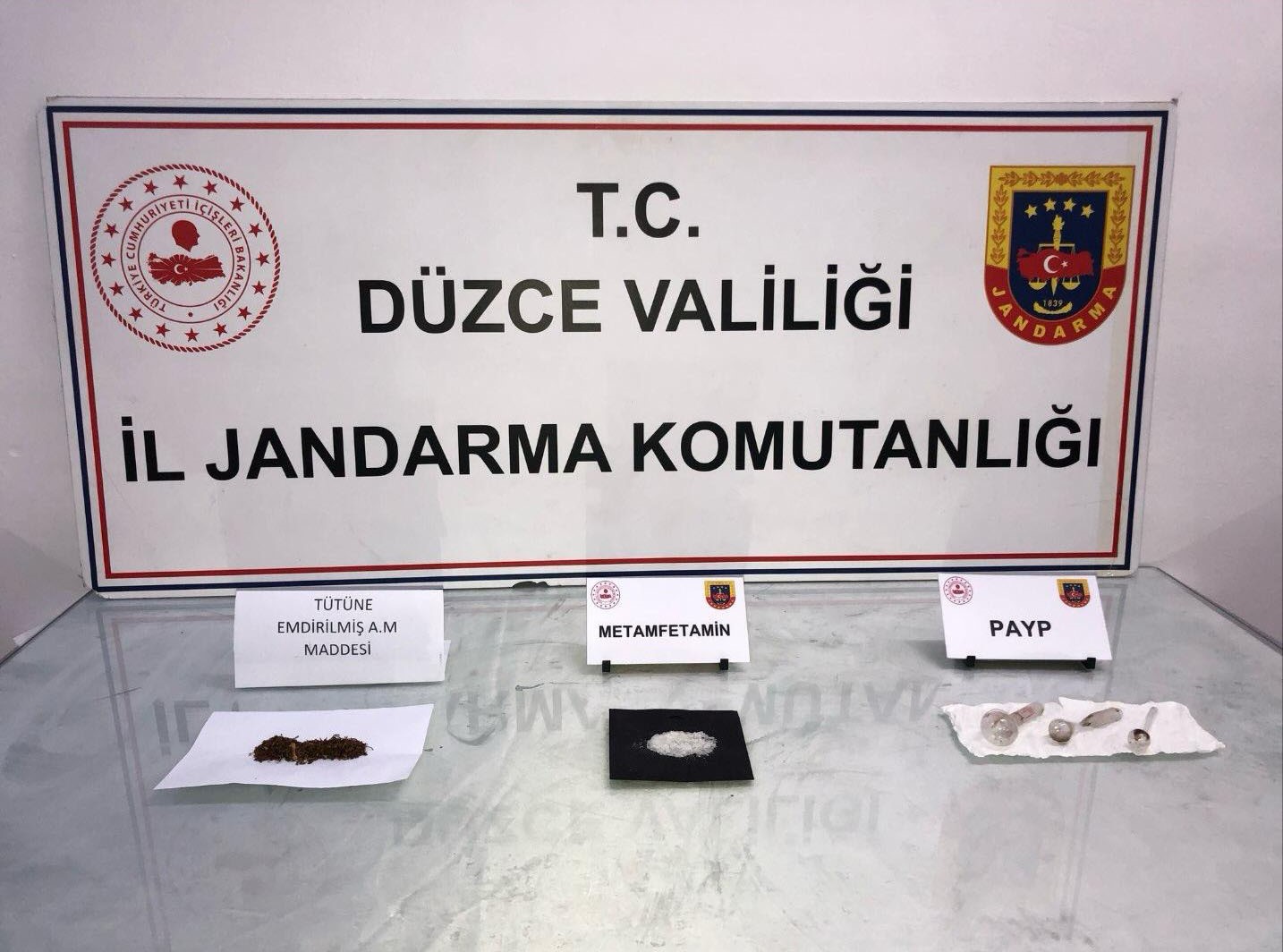 Uyuşturucuyu elleriyle jandarmaya teslim etti