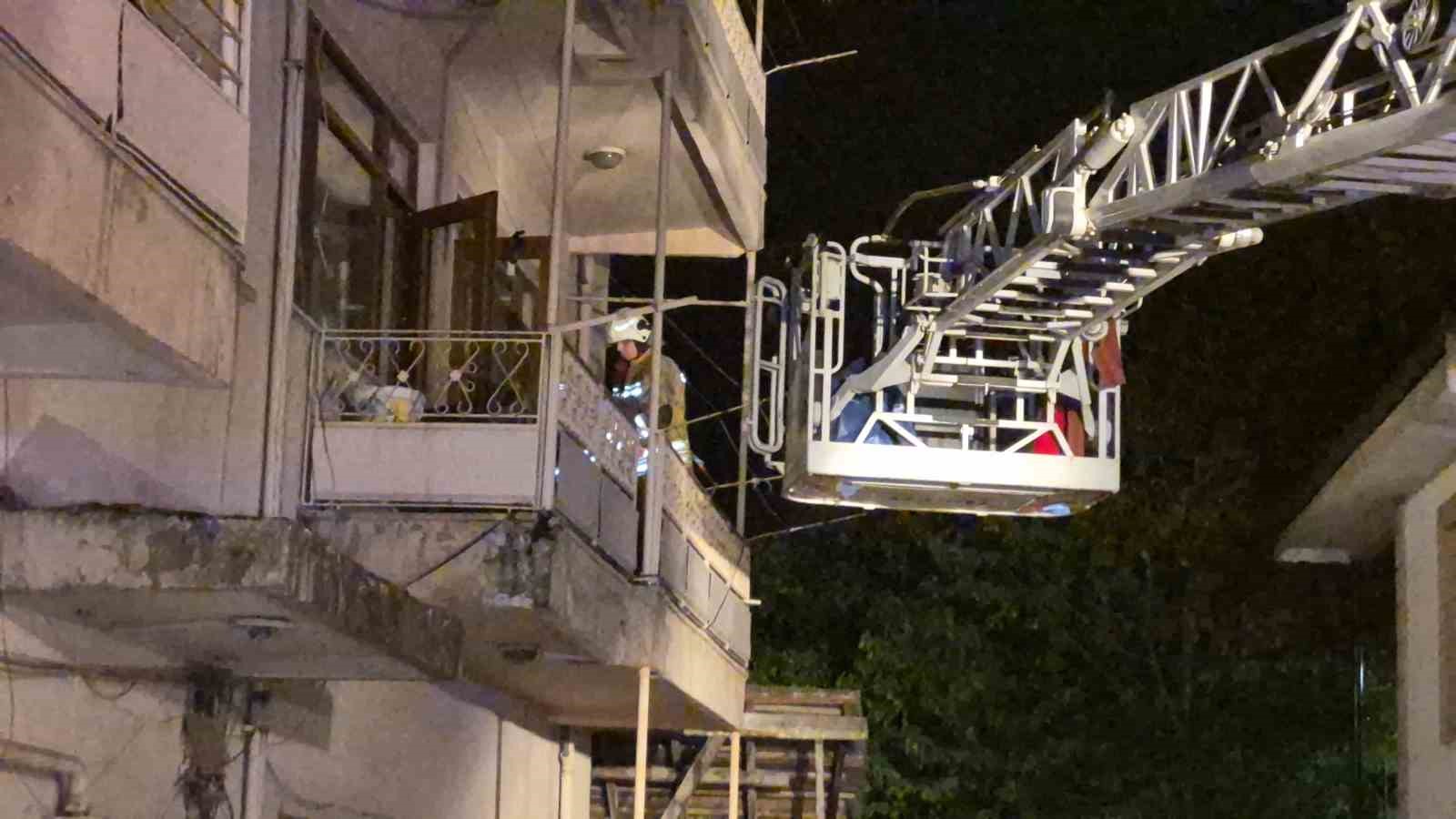 Çatıda çıkan yangın mahalle sakinlerini sokağa döktü