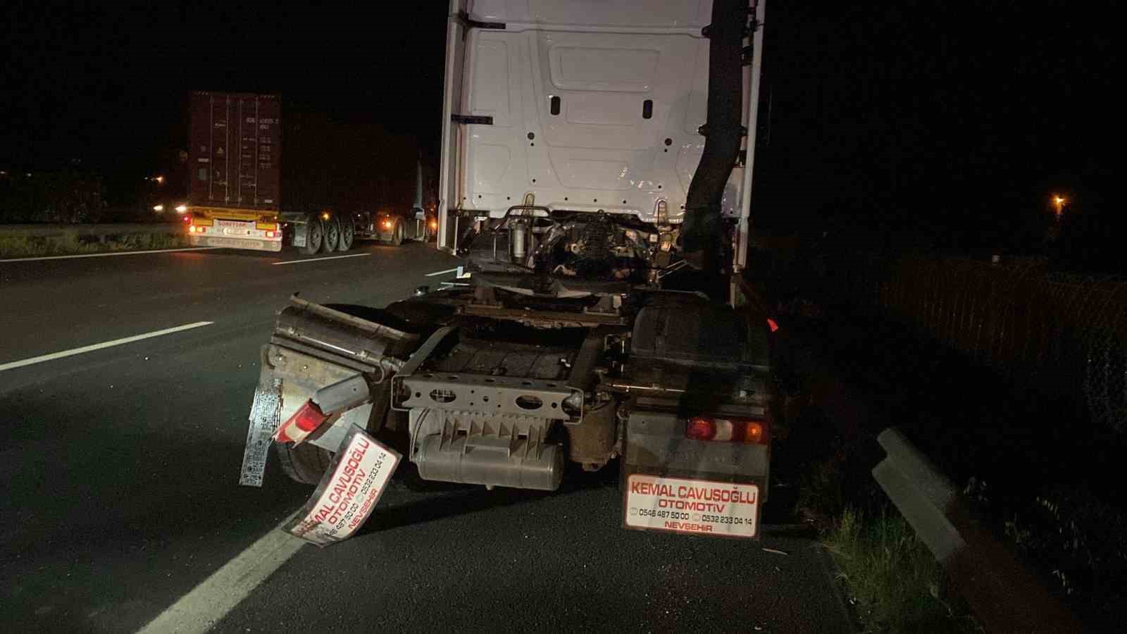 Osmaniye’de hafif ticari araç tıra arkadan çarptı: 4 yaralı