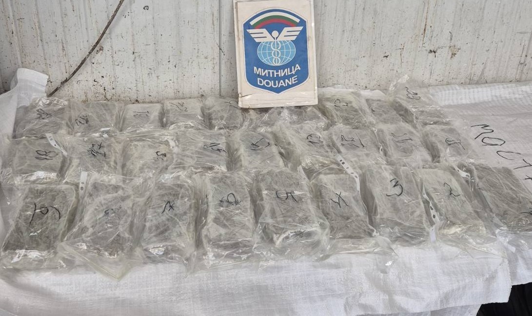 Depo dolusu esrarla Türkiye’ye gelmek istedi