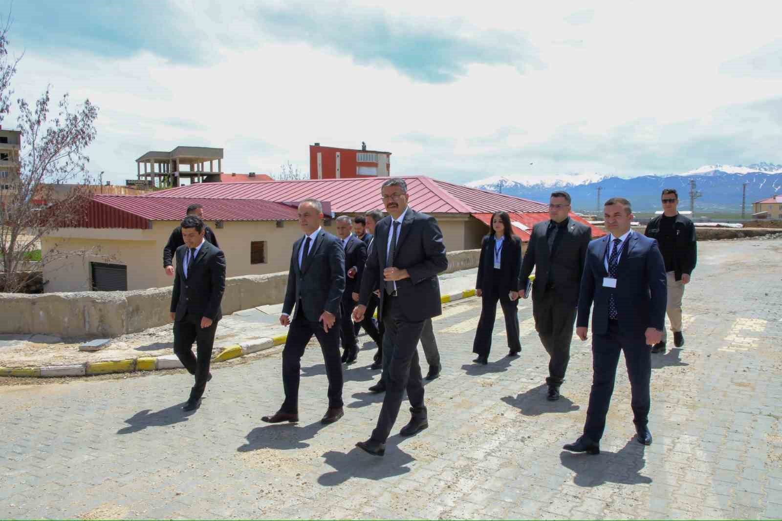 Vali Çelik sağlık çalışanlarını dinledi