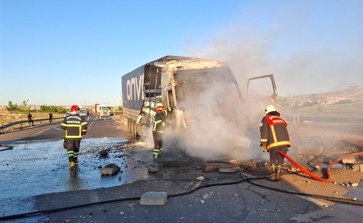 Alev alan tır itfaiye tarafından söndürüldü
