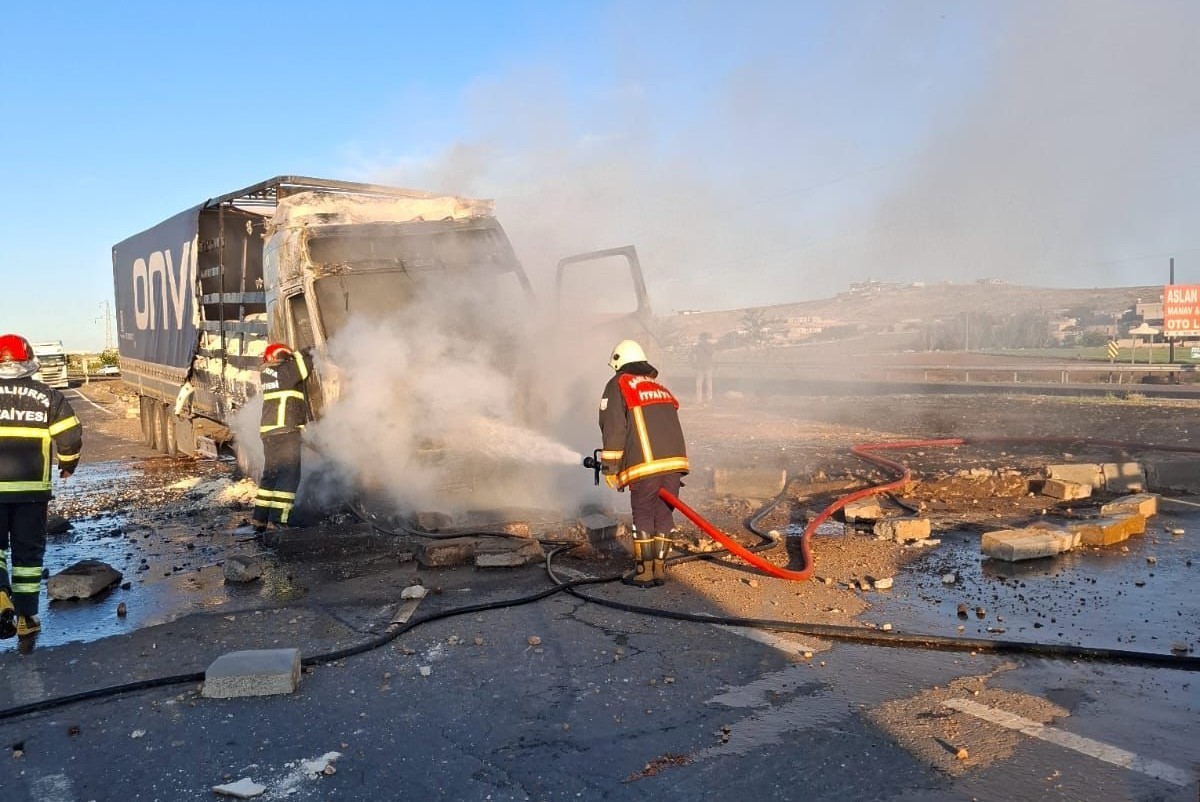 Alev alan tır itfaiye tarafından s&ouml;nd&uuml;r&uuml;ld&uuml;
