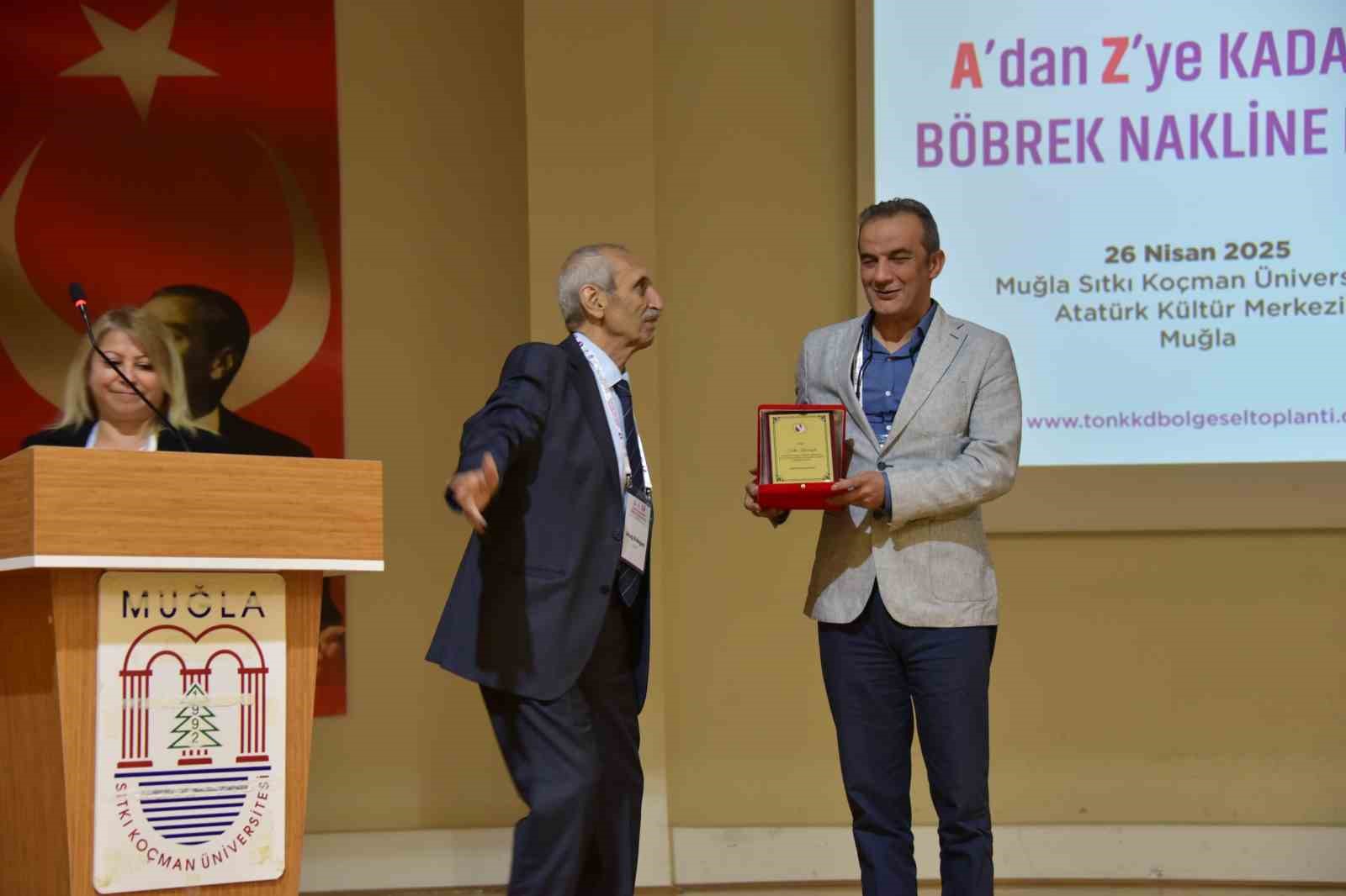 Dr. Fatih Kacıroğlu’na anlamlı ödül