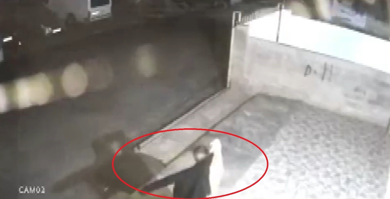 Çaldığı motosikletle turlayan hırsız, balkonda asılı ceketi giyerek kayıplara karıştı