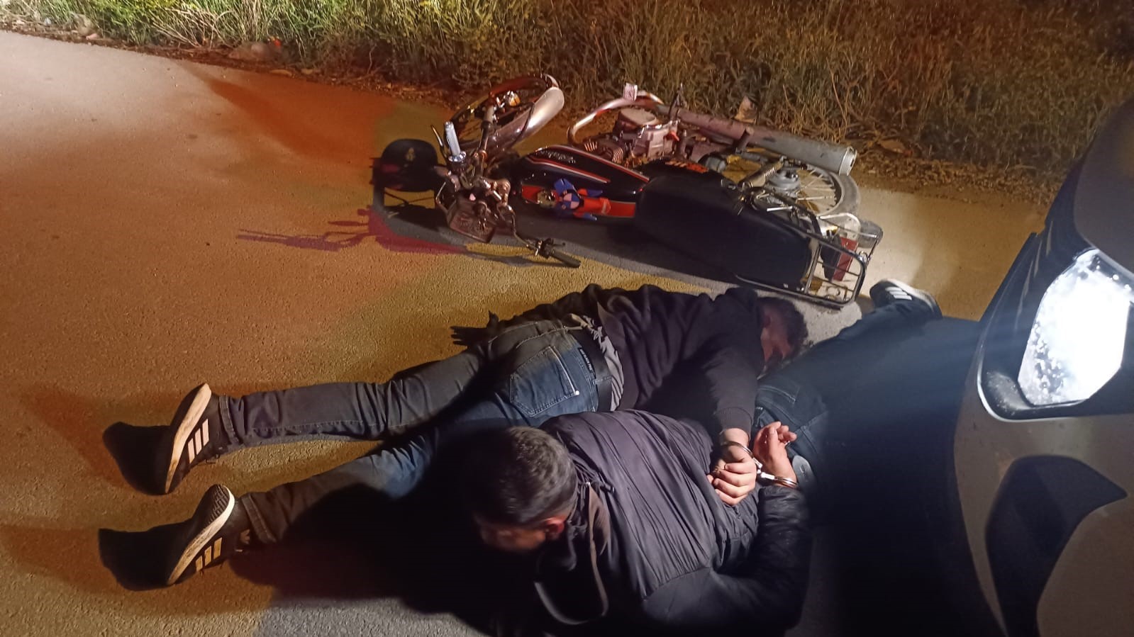 Adana’da 2 şüpheli ev kurşunlayıp, kaçarken kovalamacayla yakalandı