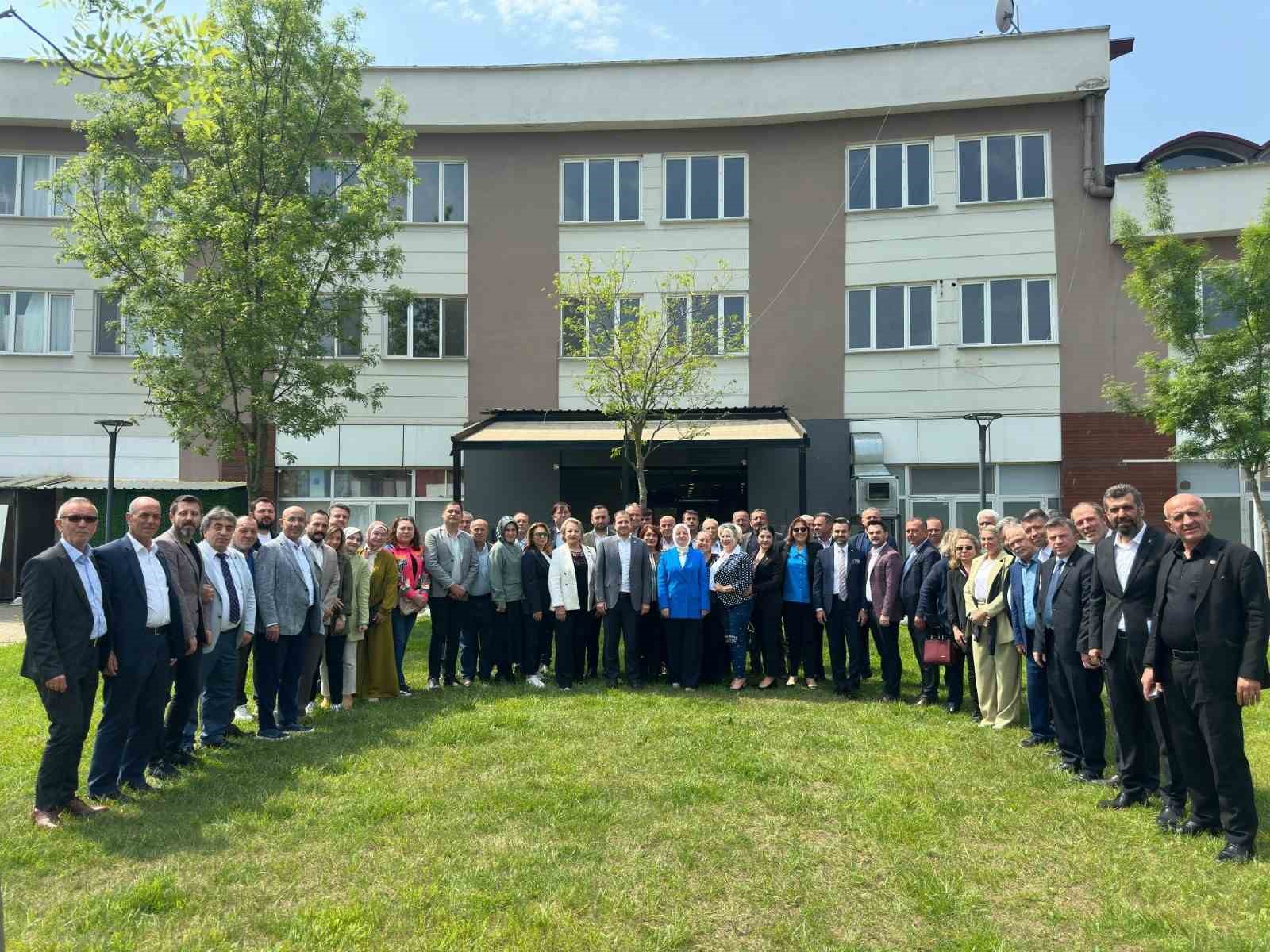 Nil&uuml;fer&rsquo;de muhtarlar ile AK Parti Nil&uuml;fer teşkilatı bir araya geldi
