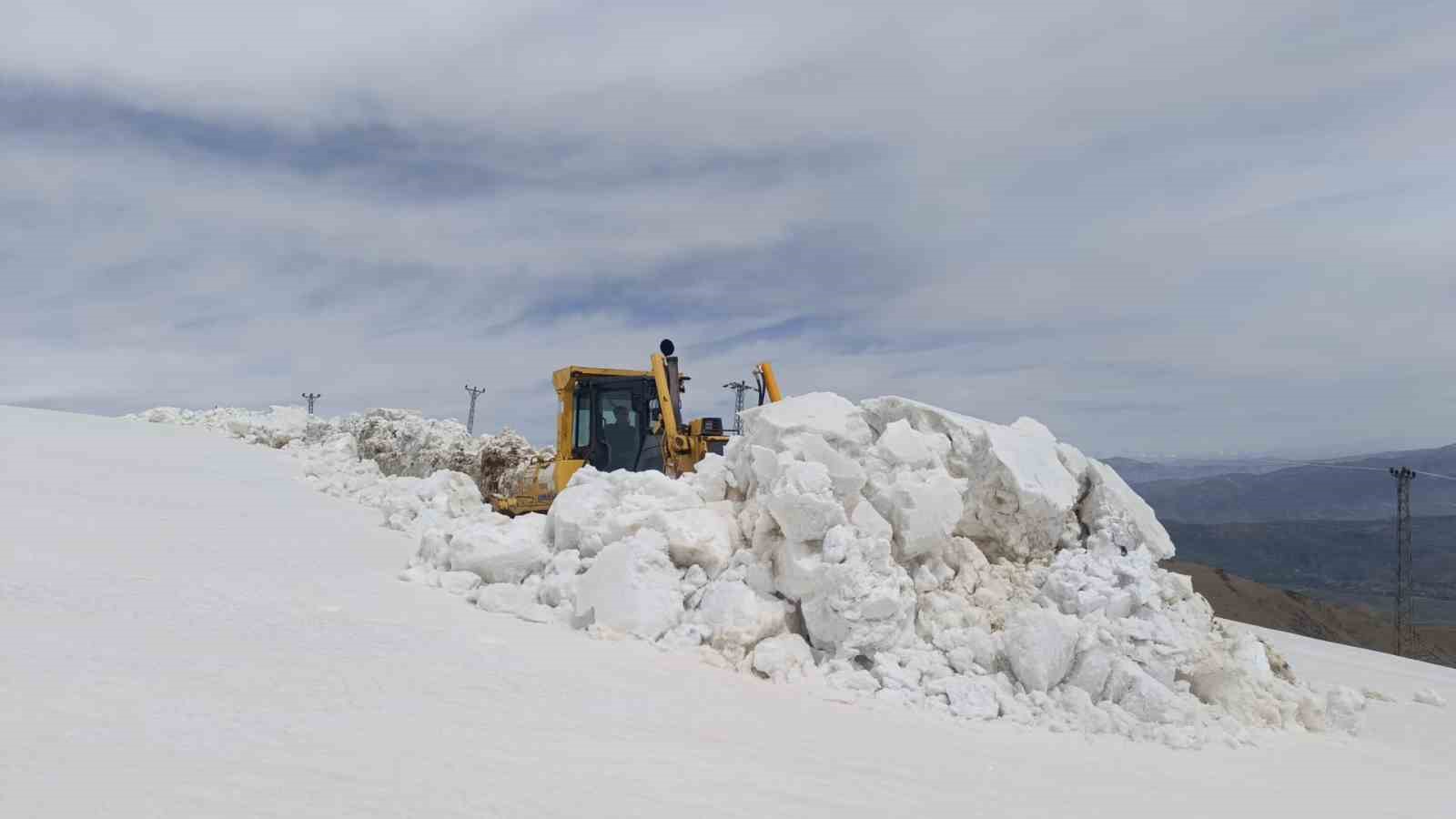 Hakkari’de karla mücadele çalışması sürüyor