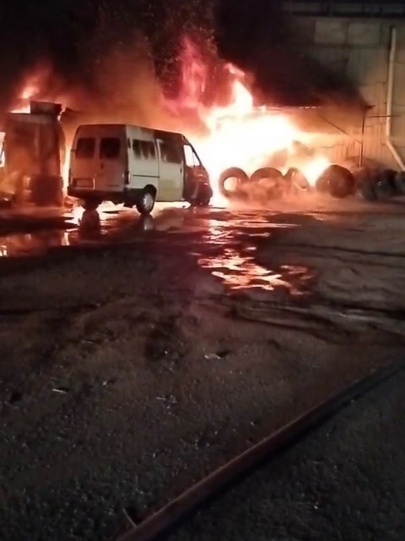 İskenderun&rsquo;da lastik&ccedil;i alevlere teslim oldu
