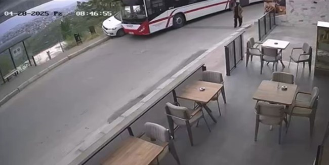 ESHOT otobüsü, park halindeki otomobile çarptı